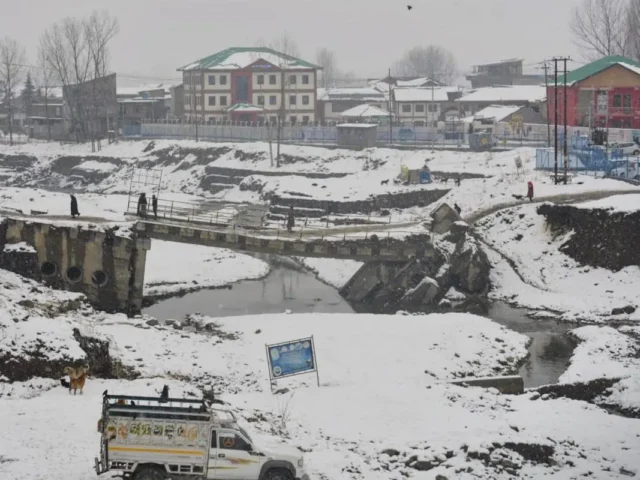 On camera, massive avalanche hits Sonamarg tourist resort in J&K