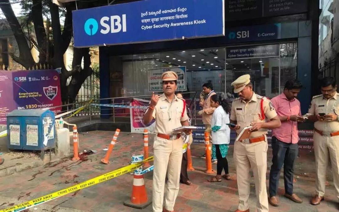 Armed gang loots ₹5 crore gold, ₹20 lakh cash from bank in 15 minutes