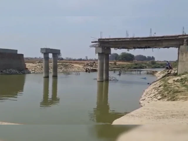 After 60-Year Wait, Ghazipur Villagers Build Crowdfunded Bridge Over Magai River