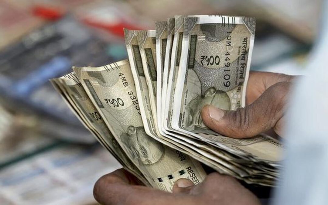 Rupee under pressure: Will the Indian currency continue falling against the US dollar or recover?