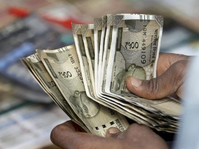 Rupee under pressure: Will the Indian currency continue falling against the US dollar or recover?