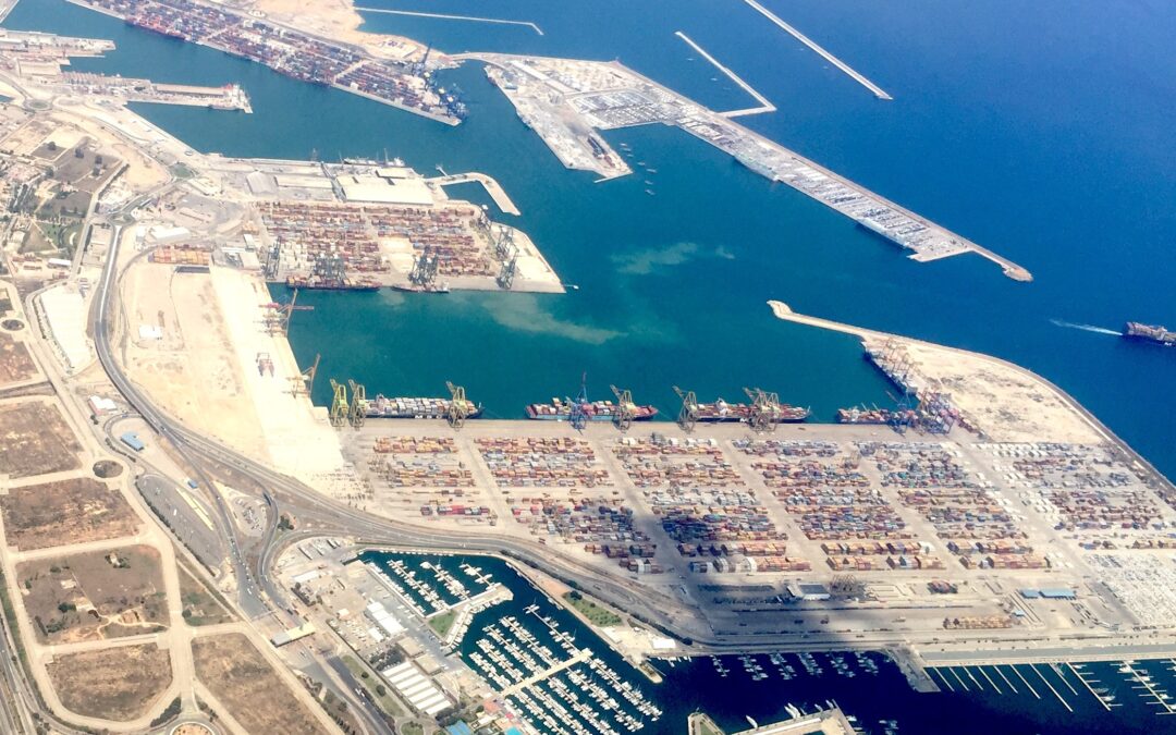 Valenciaport maintains container traffic through May despite a decline in bulk cargo