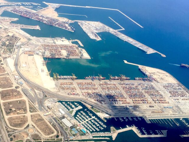 Valenciaport maintains container traffic through May despite a decline in bulk cargo