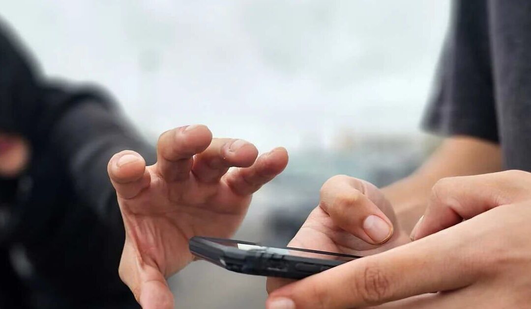 Phone theft becomes an election flashpoint in Brazil, a country in love with its smartphones